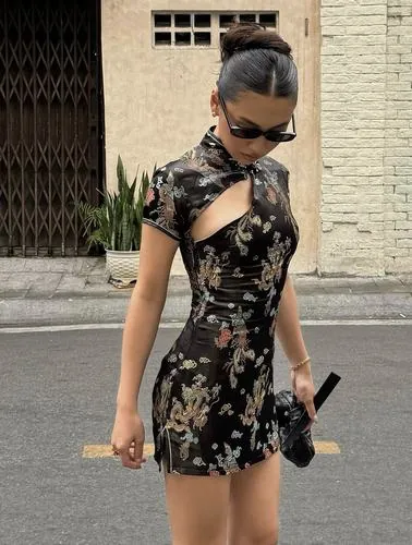 Hình gái xinh Douyin mặc váy ngắn xếp ly kết hợp áo thun, tạo dáng bên bức tường trắng, phong cách trẻ trung và năng động khiến bức ảnh trở nên cực kỳ dễ thương