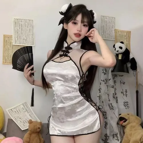 Thiếu nữ xứ Trung mặc váy ngắn phối blazer khi đi dạo trung tâm thương mại, outfit mang phong cách hiện đại giúp cô trở nên nổi bật giữa đám đông