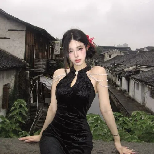 Cô nàng Douyin mặc váy ngắn kết hợp sneaker trắng khi bước xuống bậc thềm, thần thái tự nhiên tạo cảm giác gần gũi nhưng vẫn rất quyến rũ