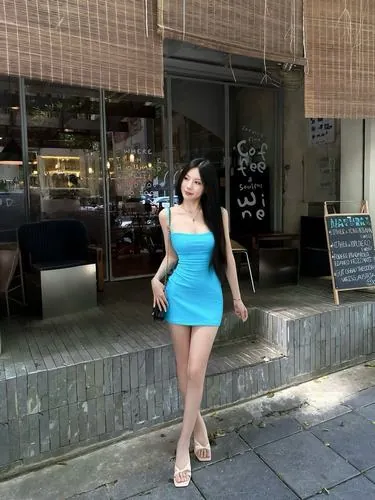 Hình gái xinh xứ Trung mặc váy ngắn ôm body tạo dáng trong studio, ánh sáng chuyên nghiệp làm nổi bật đường cong, tổng thể mang lại vẻ đẹp nóng bỏng hiện đại