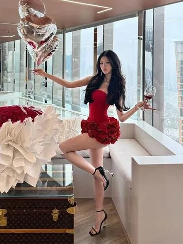 Hot girl Trung Hoa diện váy mini khi ngồi trong quán trà, ánh mắt nhẹ nhàng nhưng đầy cuốn hút, outfit đơn giản vẫn toát lên nét đẹp tinh tế