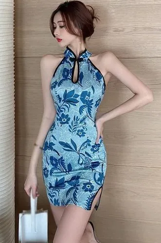 Hình gái đẹp Douyin mặc váy mini kết hợp croptop đứng giữa phố, phong cách trẻ trung năng động tạo cảm giác hiện đại và rất cuốn hút