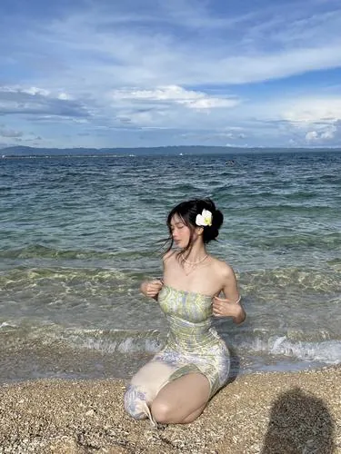 Không cần quá nhiều phụ kiện, hot girl Douyin vẫn nổi bật với body thon gọn và ánh nhìn hút hồn, tạo nên cảm giác quyến rũ nhưng vẫn dễ thương