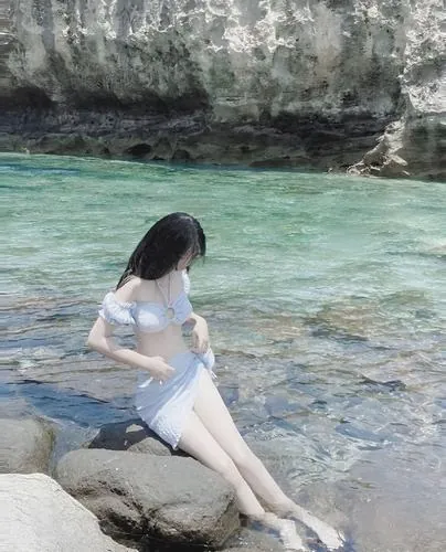 Hình gái đẹp Trung Quốc trong bikini trắng, ánh nắng chiếu lên làn da trắng mịn khiến tổng thể trở nên quyến rũ nhẹ nhàng, kết hợp thần thái tự nhiên rất cuốn hút