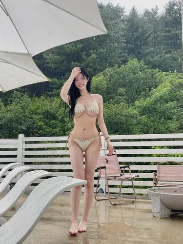 Khoảnh khắc gái xinh Trung Quốc diện bikini cạnh hồ bơi, vóc dáng thon gọn cùng đường cong rõ nét mang lại vẻ đẹp hấp dẫn, hòa cùng ánh sáng trong veo rất tự nhiên