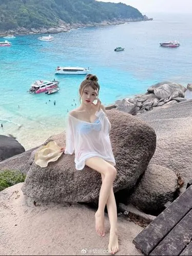 Góc chụp gái đẹp Trung Hoa mặc bikini giữa bãi biển, mái tóc bay nhẹ và ánh mắt trong trẻo tạo nên vibe thanh xuân, mang lại cảm giác dễ thương và đẹp tinh tế