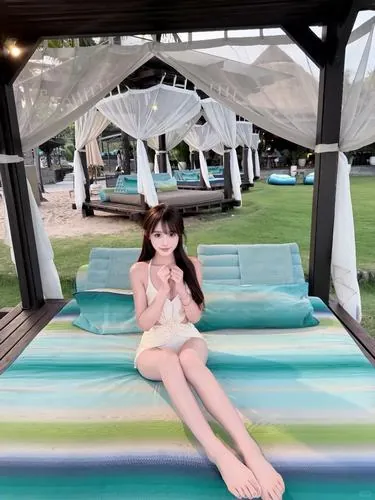 Một người mẫu bikini Trung Quốc đứng trên cát, body thon gọn và thần thái tự nhiên mang lại vẻ đẹp sexy kín đáo rất hiện đại