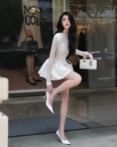 Hot girl xứ Trung diện váy mini khi đứng giữa phố đông, phong cách năng động cùng nụ cười tươi tạo cảm giác gần gũi và cực kỳ dễ thương