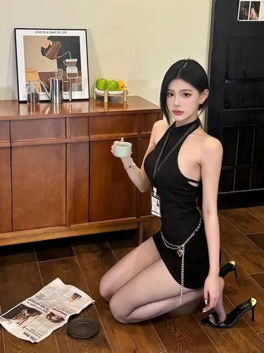 Hình thiếu nữ Trung Quốc mặc váy ngắn xếp ly khi đi dạo phố, bước chân nhẹ nhàng cùng outfit trẻ trung tạo cảm giác năng động và hấp dẫn