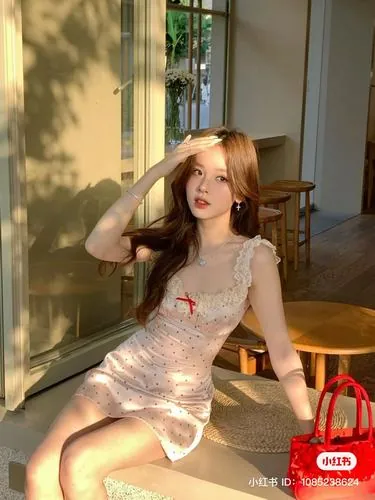 Cô nàng Trung Hoa diện váy ngắn phối áo thun trắng khi đứng giữa sân trường, phong cách học đường mang lại vẻ đẹp trong trẻo và rất dễ thương