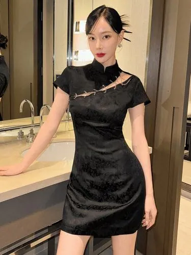 Ảnh gái đẹp xứ Trung mặc váy mini ôm body khi đứng chụp ảnh trong studio, ánh sáng làm nổi bật đường nét khiến tổng thể trở nên sexy và cuốn hút