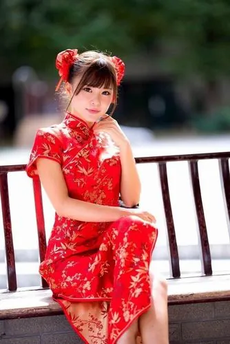 Mỹ nữ Trung Quốc diện váy ngắn khi ngồi bên quán cà phê ngoài trời, phong cách nhẹ nhàng nhưng vẫn toát lên nét đẹp hiện đại