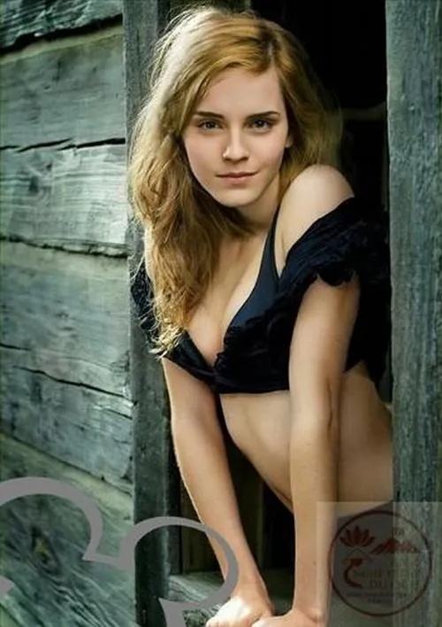 Cô gái tựa lưng vào bức tường gỗ rêu màu với bikini đen, tóc xõa gọn quanh mặt và nụ cười mỏng tạo nên vẻ nền nã như Bộ ảnh bikini Emma Watson