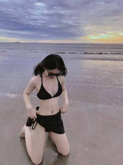 Ngắm trọn 65 Ảnh Gái Xinh Đi Biển Mặc Bikini Che Mặt khoe đường cong vóc dáng hút mắt