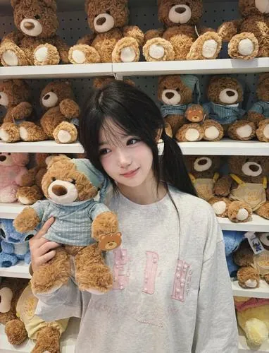 Hình ảnh mỹ nữ sở hữu gương mặt không góc chết đang thả dáng bên hồ sen buổi sớm mai mang đến cảm giác dịu dàng trong veo tựa như tiên nữ đời thực rạng rỡ giữa chốn nhân gian thật đẹp đẽ.