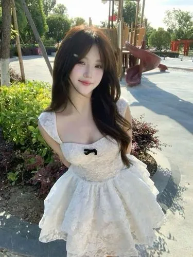 Tấm hình thiếu nữ nổi tiếng trên Weibo khoác lên mình bộ cánh lông vũ mềm mại khoe trọn bờ vai trần thon gọn và gợi cảm trong không gian phòng tiệc xa hoa lộng lẫy mang nét đẹp thật sexy.