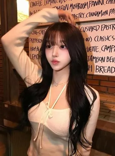 Tỷ tỷ xứ Trung xuất hiện đầy kiêu sa với lối trang điểm cầu kỳ nhấn vào đôi mắt to tròn long lanh cùng hàng mi manhua cong vút tạo nên vẻ ngoài nóng bỏng khiến bao người phải say đắm.