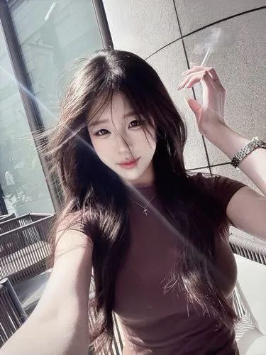 Mỹ nữ vạn người mê khoe khéo đường cong mềm mại trong bộ bikini tinh tế bên bãi biển xanh ngắt lúc hoàng hôn buông xuống tạo nên một khung hình nghệ thuật vô cùng nóng bỏng và đầy lôi cuốn.