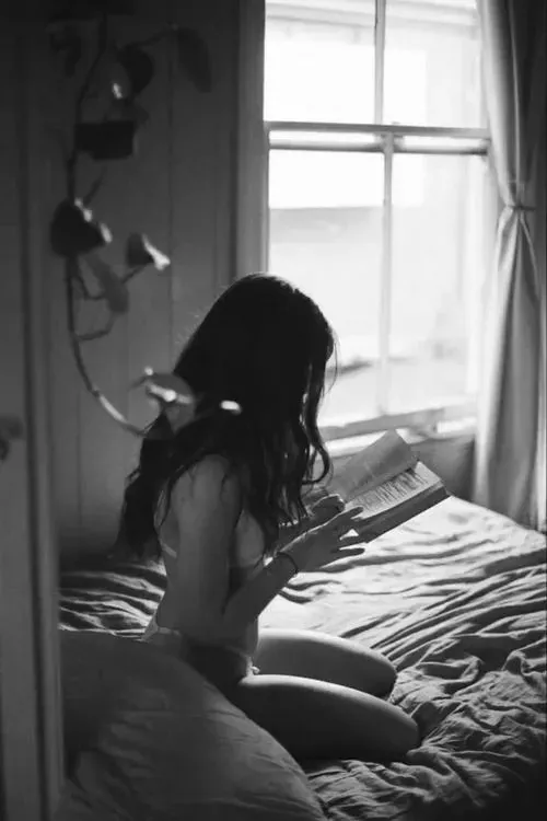 Thiếu nữ đứng với tay giơ cao, thân hình thon gọn và ánh sáng sau lưng tạo viền sáng quanh đường nét.