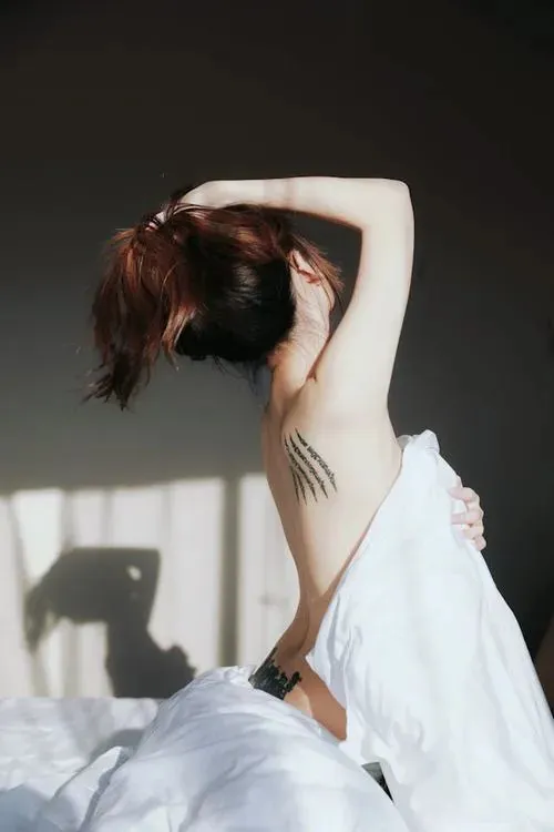 Nàng quỳ một chân duỗi thẳng sau, tay đặt lên đùi và ánh sáng huyền ảo chiếu lên làn da mềm mại.