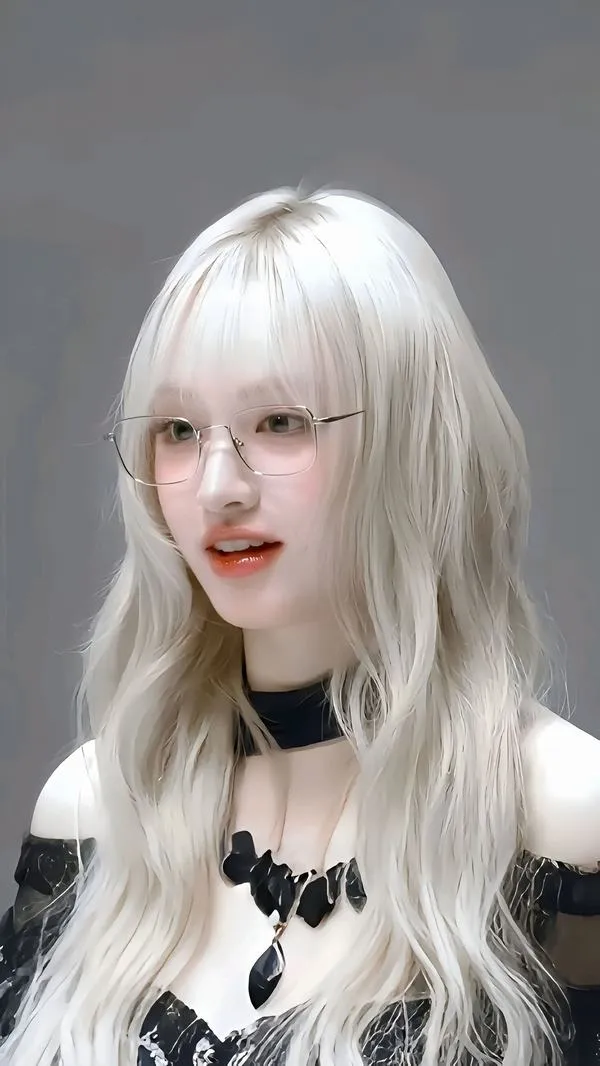 Tóc bạch kim thả thẳng ôm gương mặt, cô gái mặc áo trắng điểm nơ đen nhìn thẳng máy ảnh làm bức chân dung toát vẻ nổi bật rất riêng