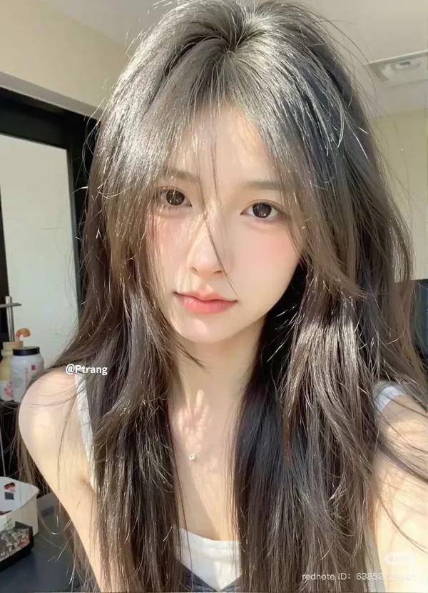 Gương mặt cận cảnh với tóc xám khói xõa rối nhẹ, cô nàng nhìn thẳng rất khẽ làm nổi bật nước da sáng và nét mong manh của người đẹp Trung Quốc