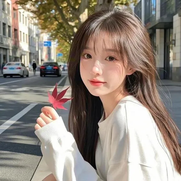 Góc phố ban ngày ôm lấy cô nàng mặc cardigan trắng, tóc nâu dài và bàn tay giơ dấu V khiến khung ảnh trở nên tươi sáng như nhật ký đường phố