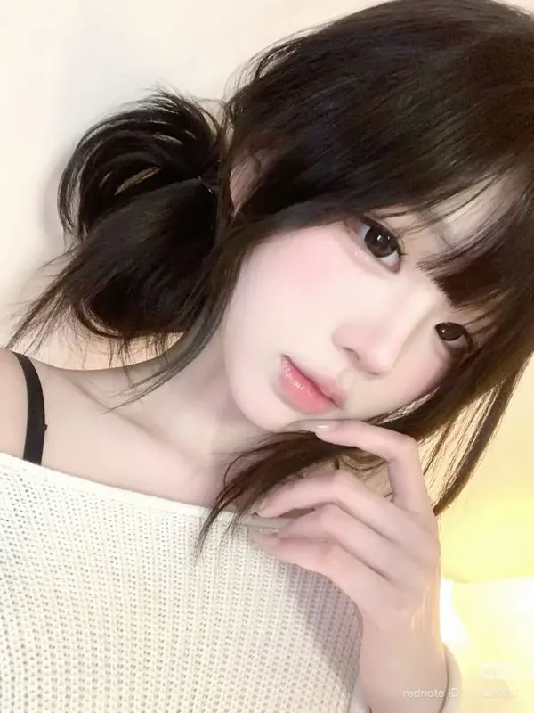 Cô nàng tựa má lên tay trong áo len trắng, góc chụp sát mặt và nền sáng dịu làm gương mặt hiện lên mơn mởn như ảnh chụp ở nhà