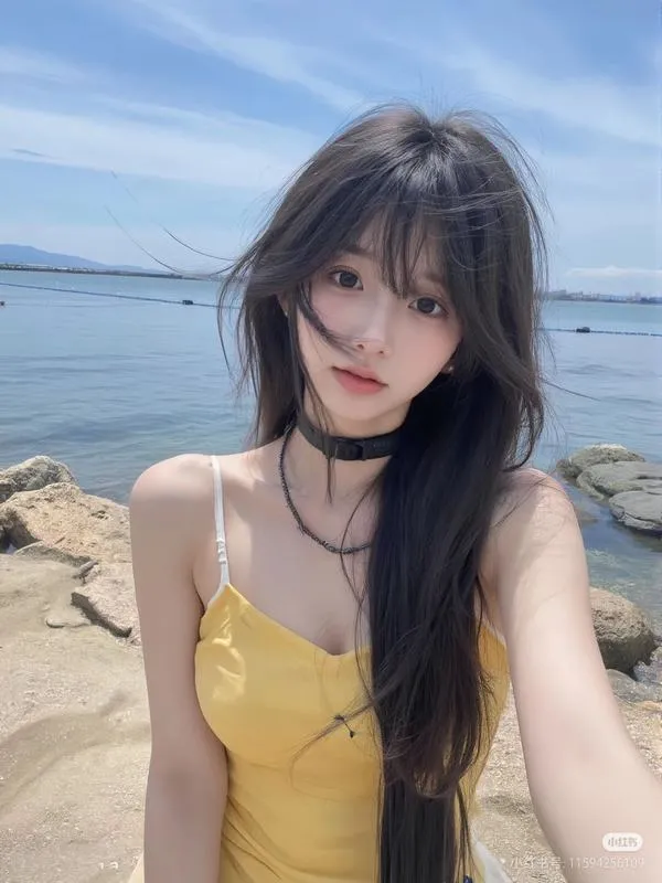 Ở ga tàu điện buổi sớm, cô nàng buộc tóc thấp kéo vali bạc, áo trench be và bước chân gấp gáp làm khung hình hiện ra chững chạc