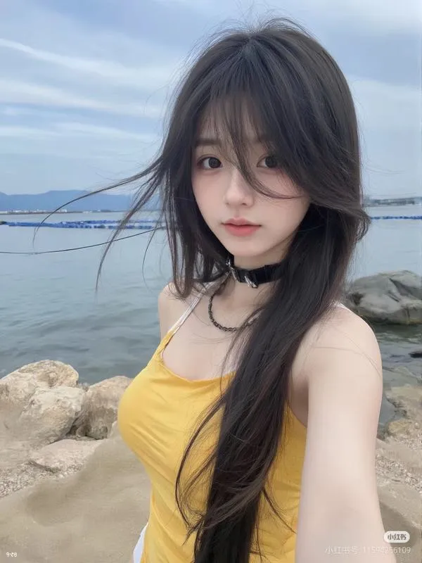 Nền tuyết trắng phủ kín bậc đá, cô gái choàng khăn đỏ đậm ôm cốc nóng trước ngực, đôi má ửng lên tạo cảm giác ấm mềm rất thật