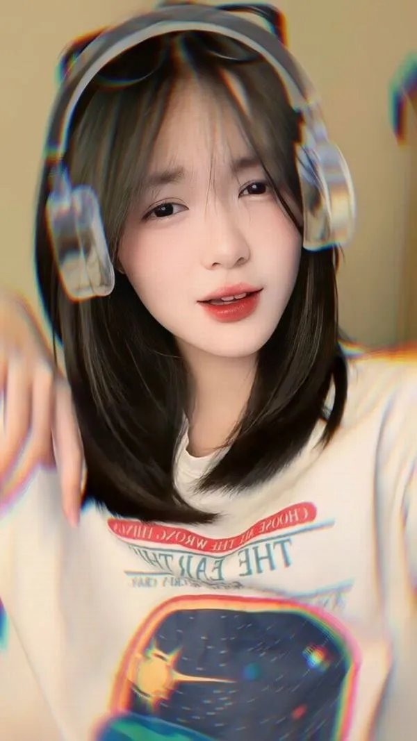 Bàn ăn ngoài sân ngập nắng trưa, cô nàng mặc váy hoa vàng cắt miếng đào nhỏ rồi ngước lên, biểu cảm tươi non khiến ảnh rất có duyên