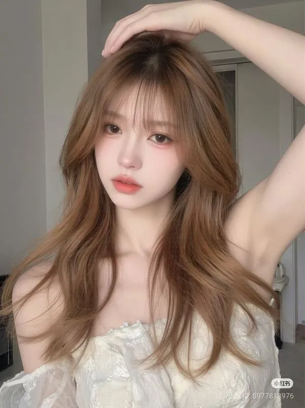 Một cô nàng mặc tạp dề nâu đứng sau quầy bánh, phủ lớp đường mịn lên khay tart còn nóng khiến khung hình hiện ra ngon mắt và nữ tính