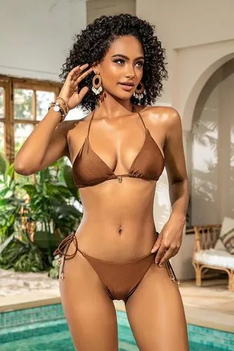 Cô nàng mặc bikini vàng nhạt đứng ngoài trời, tay buông tự nhiên, ánh nắng phủ nhẹ tạo cảm giác ấm áp và dễ chịu