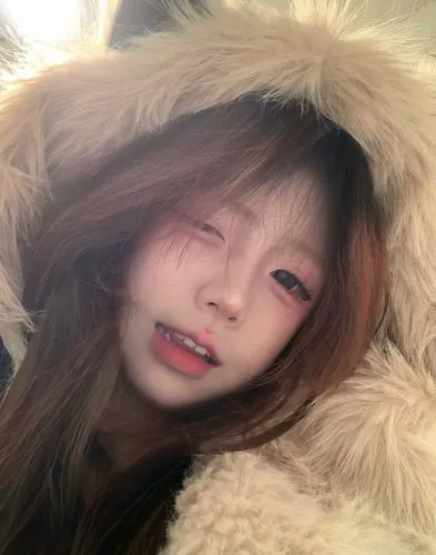 Chân dung mỹ nhân chụp từ dưới lên tôn vinh đôi chân dài và vóc dáng chuẩn siêu mẫu của hot girl Douyin khi cô nàng đang tạo dáng chuyên nghiệp trước ống kính trong buổi chụp hình thời trang đẳng cấp.