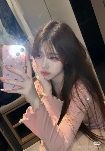 Người mẫu ảnh xứ Trung sở hữu gương mặt không góc chết đang tự tin khoe làn da thủy tinh mịn màng dưới ánh nắng gắt của mùa hè tạo nên một bức ảnh tràn đầy năng lượng và cực kỳ sexy.