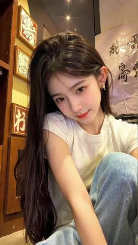 Khung hình người đẹp với phong cách trang điểm má hồng cao ấn tượng đang mỉm cười rạng rỡ giữa đám đông tạo nên một điểm nhấn nhan sắc cực phẩm không thể trộn lẫn vào đâu được trông thật sự cute.