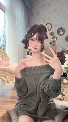 Tỷ tỷ Douyin khoe khí chất tiểu thư đài các khi diện bộ váy dạ hội lộng lẫy bước xuống từ cầu thang đá hoa cương của một tòa lâu đài cổ kính tạo nên vẻ đẹp kiêu sa và vô cùng quyến rũ.