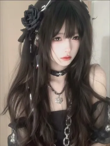 Hình ảnh tiên nữ đang ngồi thưởng thức bữa tối lãng mạn dưới ánh nến với ly rượu vang đỏ trên tay làm nổi bật đôi môi mọng và thần thái quý phái của một cực phẩm nhan sắc vạn người mê.