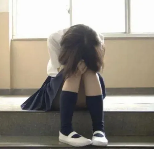 Ngắm trọn 95 Ảnh Con Gái Buồn Cô Đơn phong cách trầm lắng u sầu với bối cảnh giàu cảm xúc