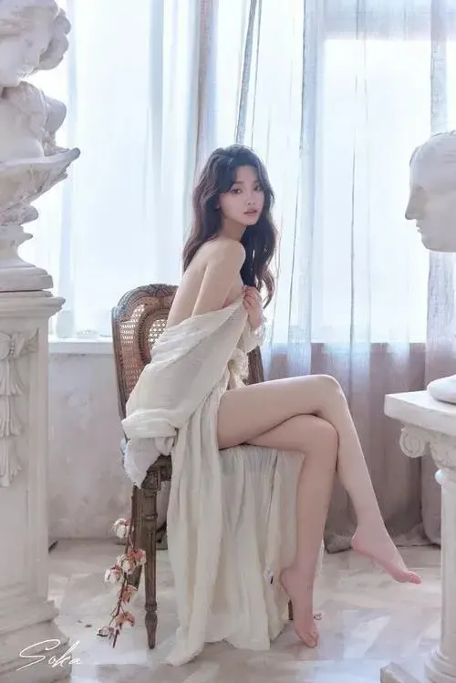 Cô gái nằm ngửa dang rộng tay chân nhẹ, làn da mịn và nghệ thuật hình thể toát lên tự nhiên.