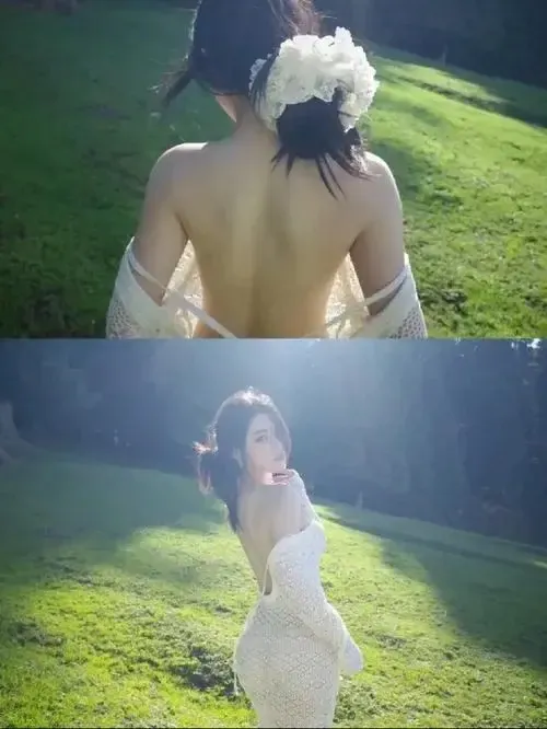 Gái đẹp quỳ gối một bên, tay nâng cằm và ánh mắt hướng thẳng với vẻ mặt dịu dàng.