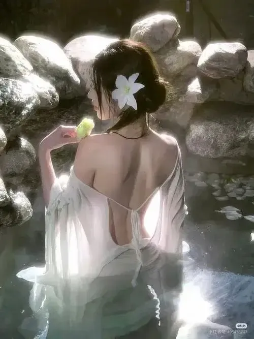 Người mẫu đứng tựa cửa, thân hình cân đối và bóng đổ nhẹ nhàng trên da toàn thân.