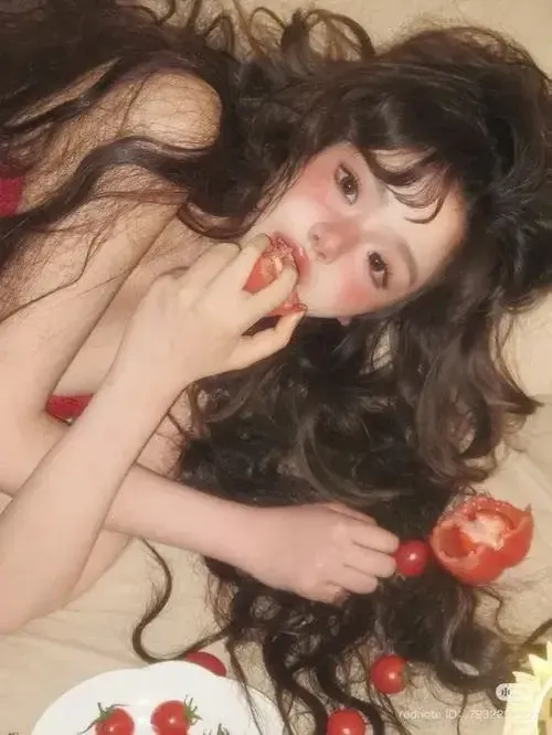 Gái xinh ngồi xổm bên cửa sổ, tay ôm đầu gối với ánh mắt mơ màng và không khí êm đềm.