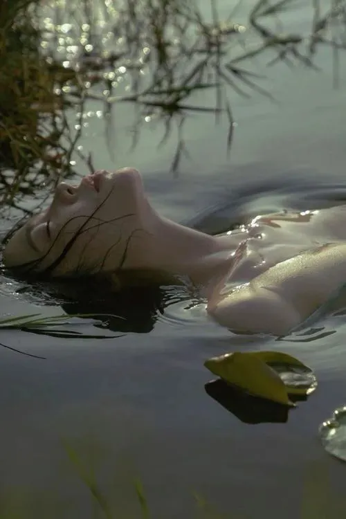 Người mẫu đứng thẳng ngẩng mặt lên, hai tay buông và thân hình thon thả dưới ánh sáng trực tiếp.