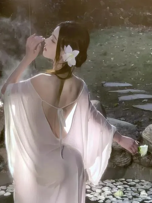 Gái xinh đứng bên bức tường cũ, tay vuốt tóc và vẻ đẹp trần thế hiện lên rõ nét qua đường cong.