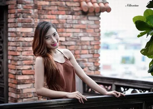 Gái đẹp trong tư thế nằm nghiêng tay vắt qua eo, ánh mắt xa xăm giữa không gian hẹp.