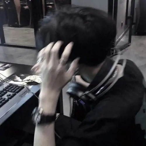 Ảnh bìa profile chàng trai ngồi cạnh bàn phím, tay vuốt tóc che nửa mặt, chiếc khăn sọc ở cổ làm khung hình đẹp và hơi lãng đãng