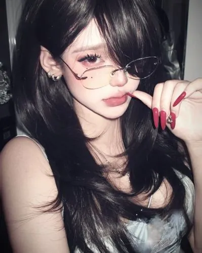 Góc máy thiếu nữ đang e ấp bên nhành hoa đào nở rộ trong nắng xuân với đôi má hồng cao nhẹ nhàng tạo nên nét duyên dáng thanh tao của một người con gái Á Đông đầy vẻ quyến rũ dịu dàng.