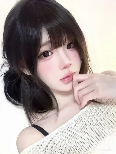 Ảnh chụp hot girl Trung Quốc trong không gian phòng ngủ lãng mạn với ánh đèn vàng ấm áp cùng bộ đồ lụa mỏng manh tạo nên vẻ đẹp thuần dục vừa ngây thơ vừa nóng bỏng thu hút mọi sự chú ý.