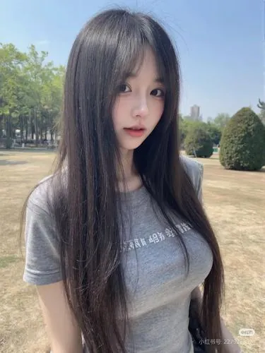 Hình ảnh tiên nữ xuất hiện giữa rừng cây xanh mướt với bộ váy trắng tinh khôi và thần thái thanh cao thoát tục tạo nên một bức tranh thiên nhiên tuyệt mỹ làm say đắm biết bao tâm hồn yêu cái đẹp.